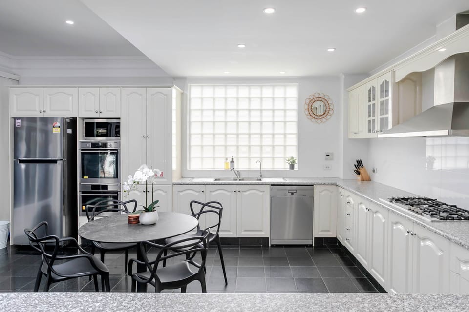 Open-plan kitchen & dining