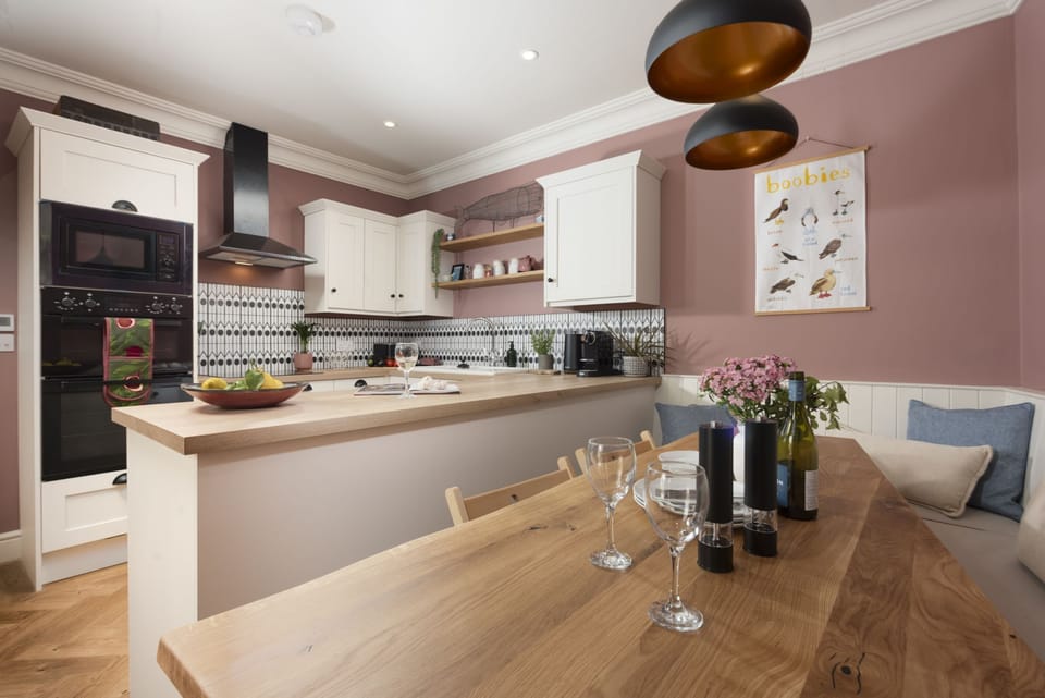 Contemporary kitchen with cosy dining area, cooking facilities - Sandy Boobies