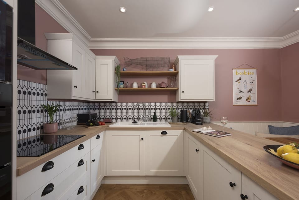 kitchen with hob, oven, fridge/freezer, dishwasher, Nespresso coffee machine - Sandy Boobies