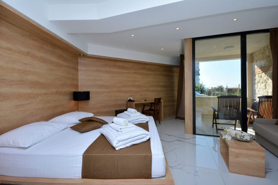 Minibar, in-room safe, desk, soundproofing