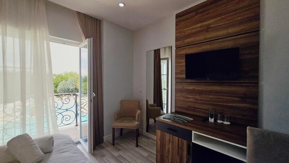 Comfort Double Room, Balcony, Pool View | Living area