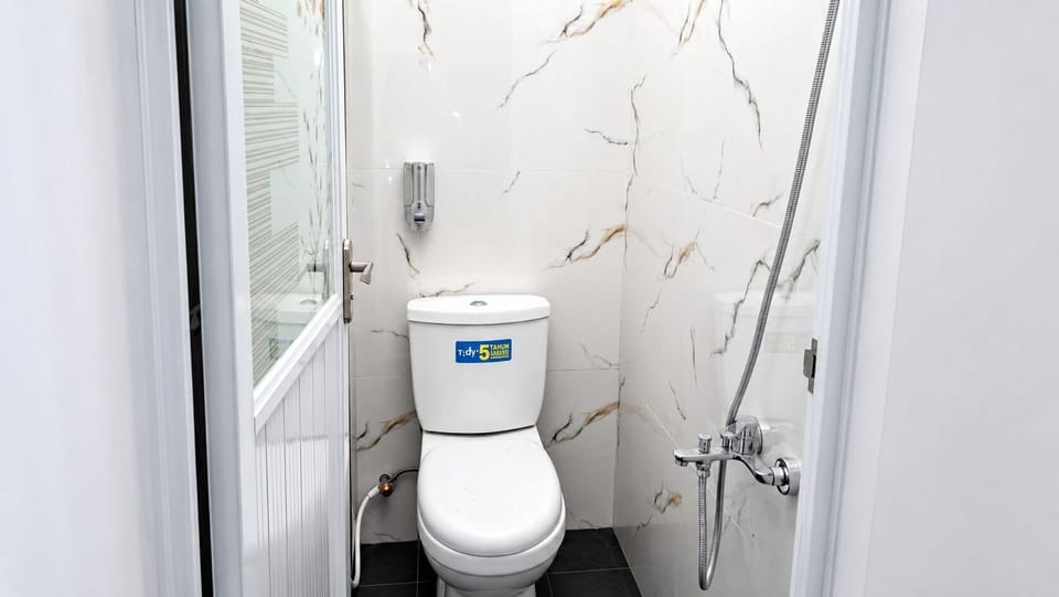 Superior Double Room | Bathroom | Free toiletries, towels, soap, shampoo