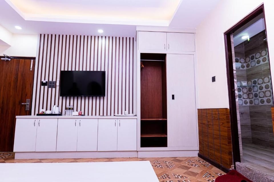 In-room safe, soundproofing, free WiFi, bed sheets