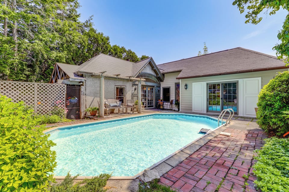 Shared Pool & Hot Tub