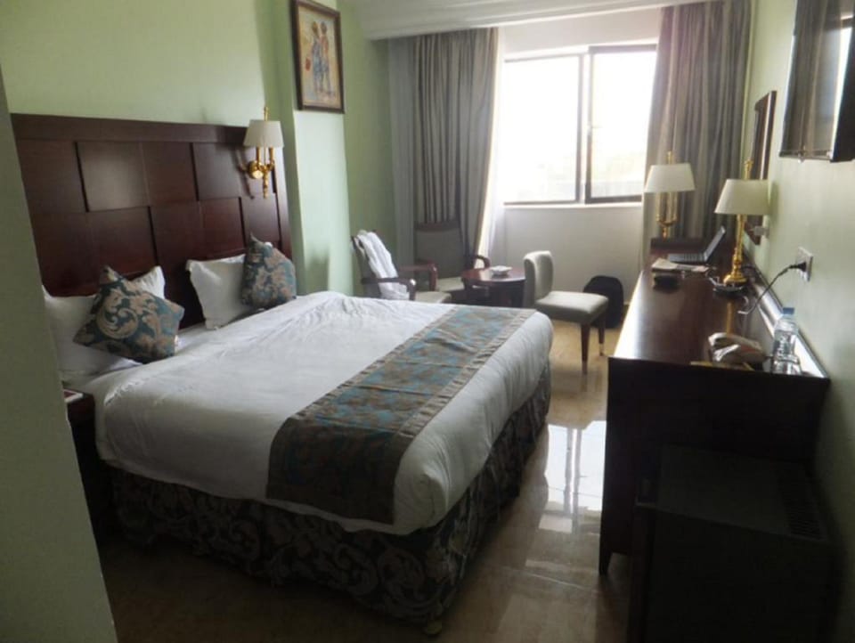 Double Room | Minibar, blackout drapes, cribs (free), WiFi (free)