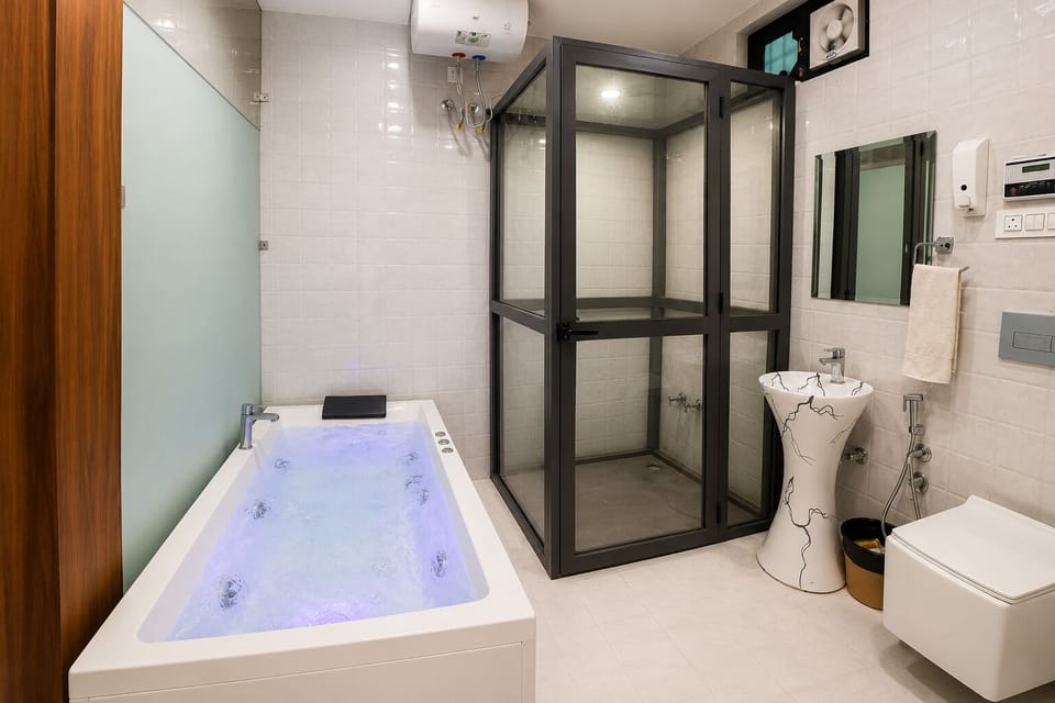  Luxury Room With Jaccuzi | Bathroom | Shower, free toiletries, towels, soap