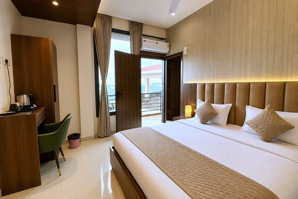  Deluxe Room With Balcony | Premium bedding, desk, WiFi (free), bed sheets