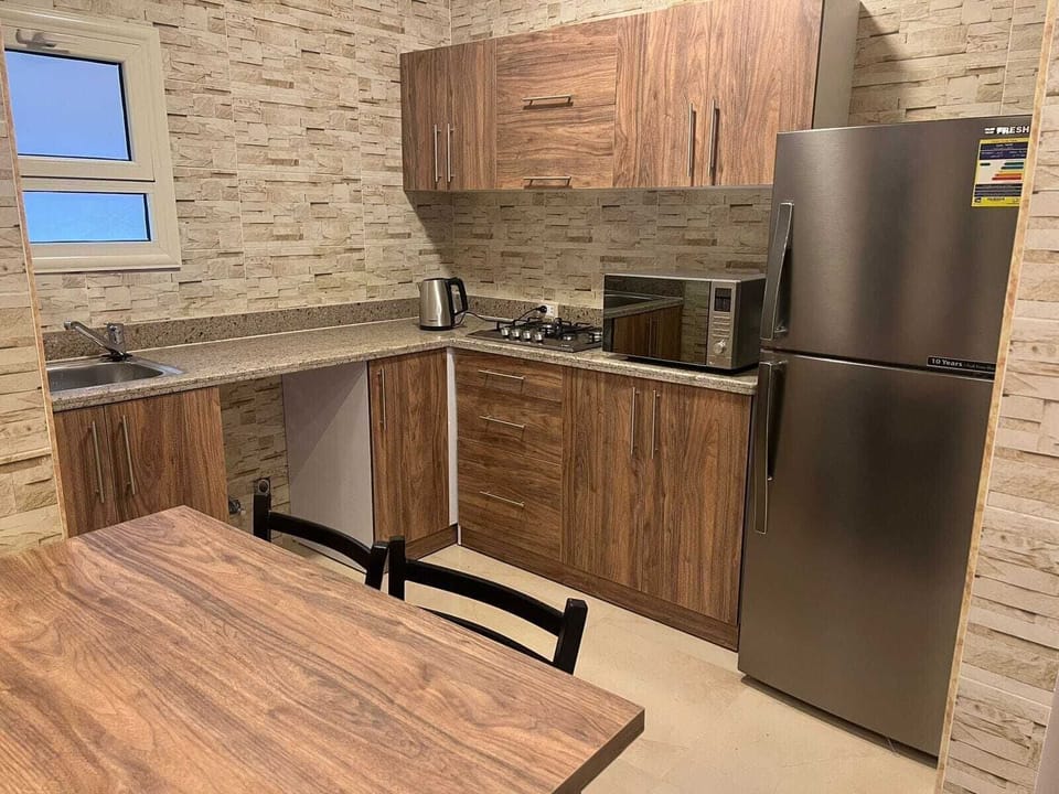 Deluxe Apartment, City View | Private kitchen | Full-size fridge, microwave, stovetop, cookware/dishes/utensils
