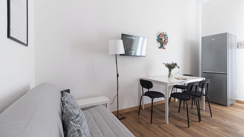 Apartment (2 Bedrooms) | Dining room