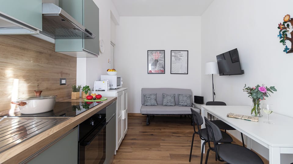 Apartment (2 Bedrooms) | Private kitchen | Microwave, oven, stovetop, electric kettle