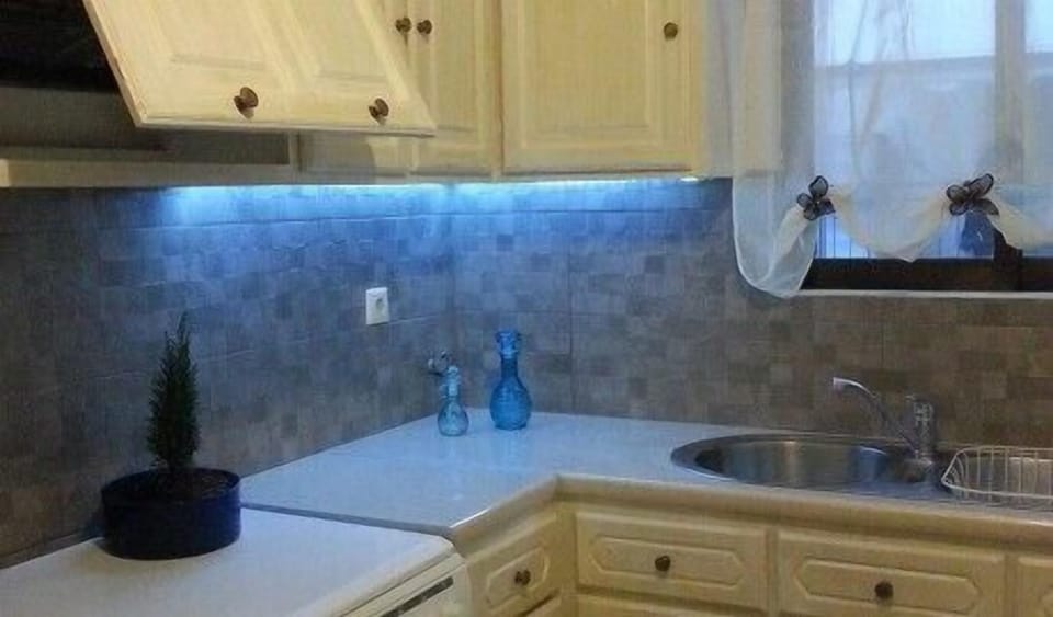 Deluxe Apartment, 3 Bedrooms | Private kitchen | Full-size fridge, stovetop, coffee/tea maker, cookware/dishes/utensils