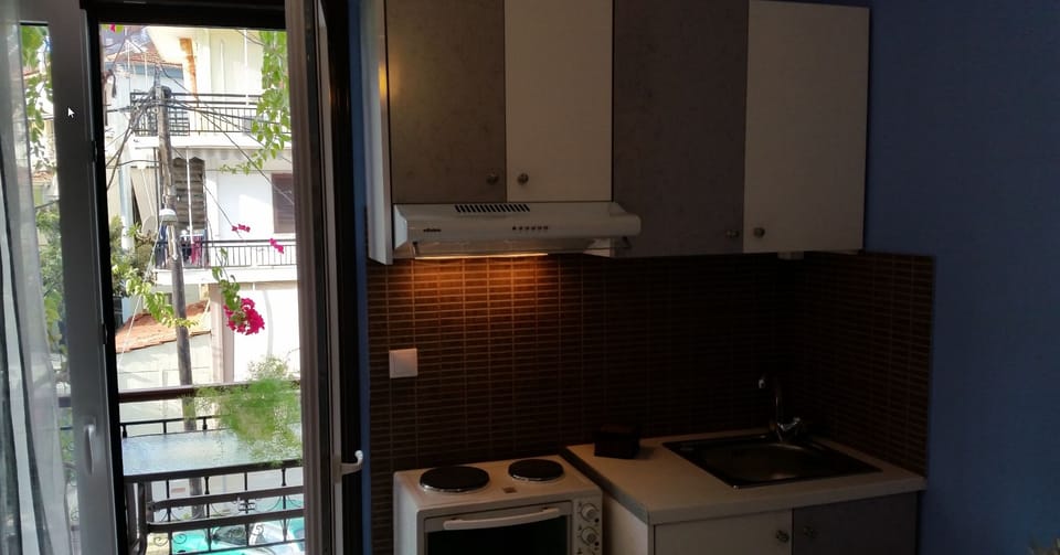 Studio | Private kitchenette | Full-size fridge, stovetop, coffee/tea maker, cookware/dishes/utensils