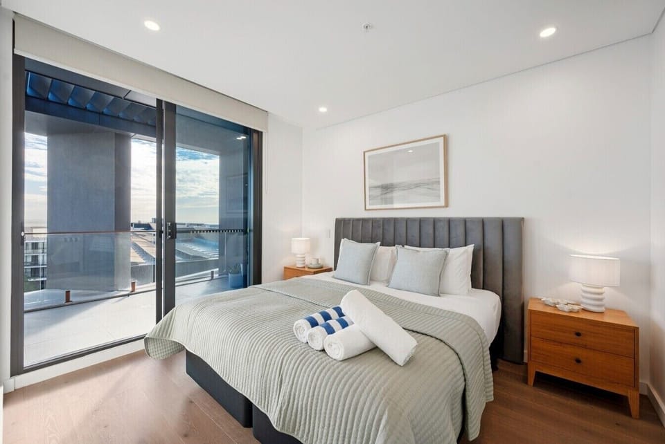 Bedroom - King bed (4)