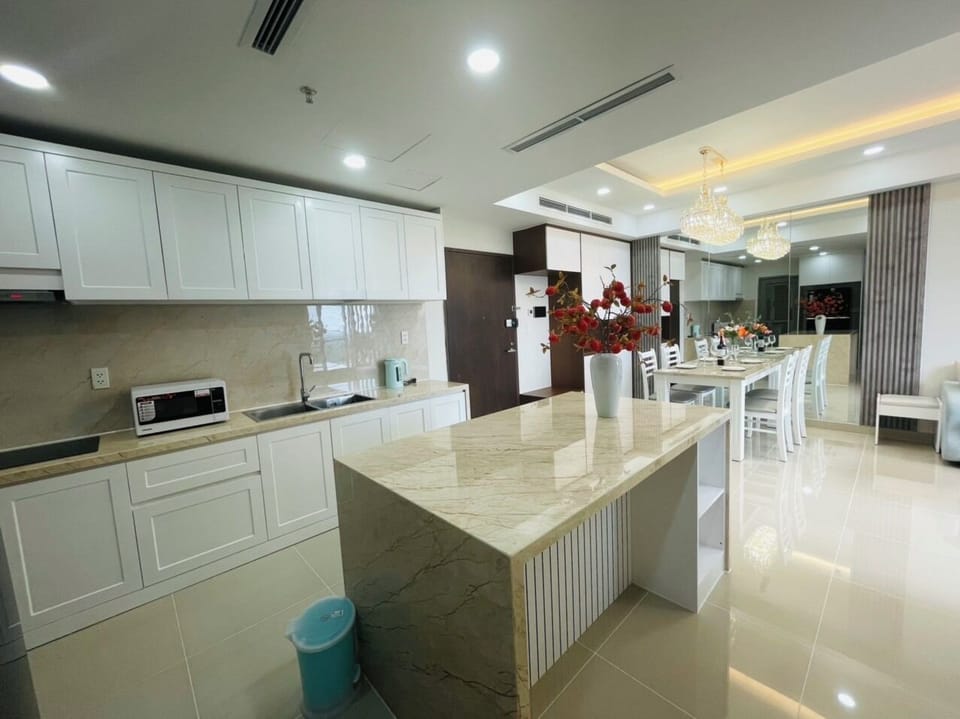 Luxury Duplex, City View | Private kitchen