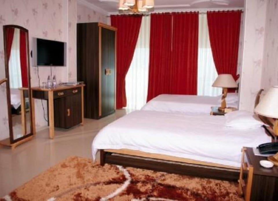 Triple Room | Minibar, in-room safe, desk, blackout drapes