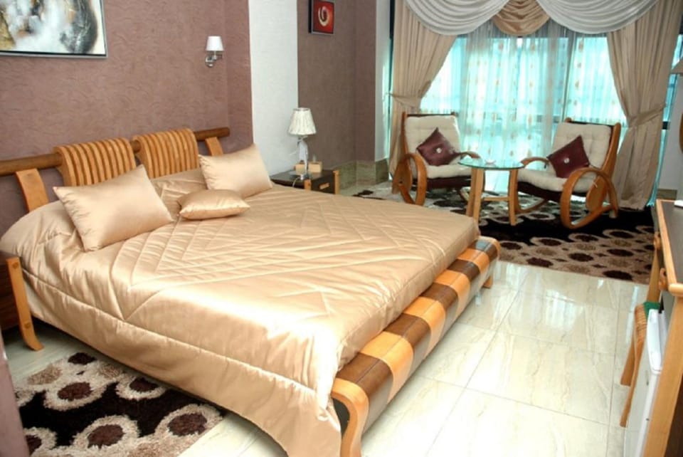 Deluxe Room | Minibar, in-room safe, desk, blackout drapes