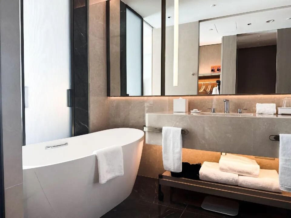 Deluxe Room, 1 King Bed (King) | Minibar, in-room safe, desk, laptop workspace