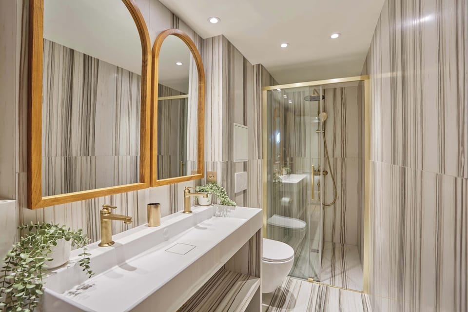 Salle de bain avec douche, lavabo et toilette