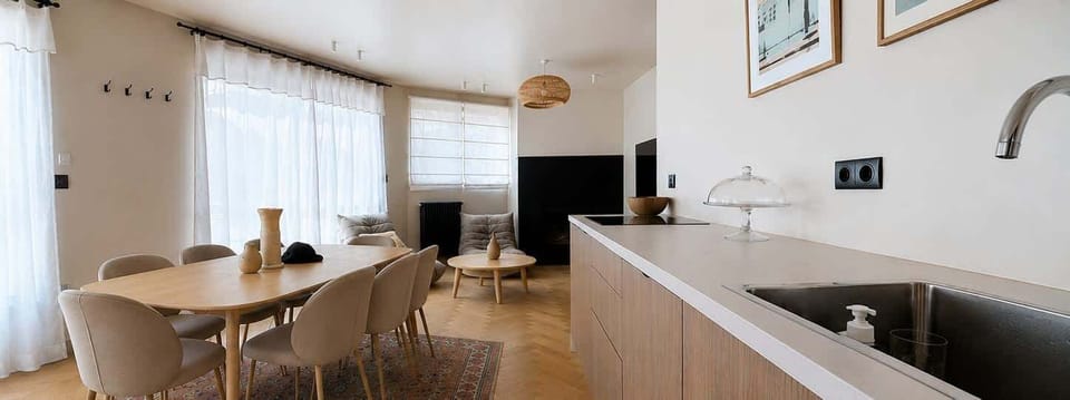 Salon avec cuisine ouverte entièrement équipée et espace repas