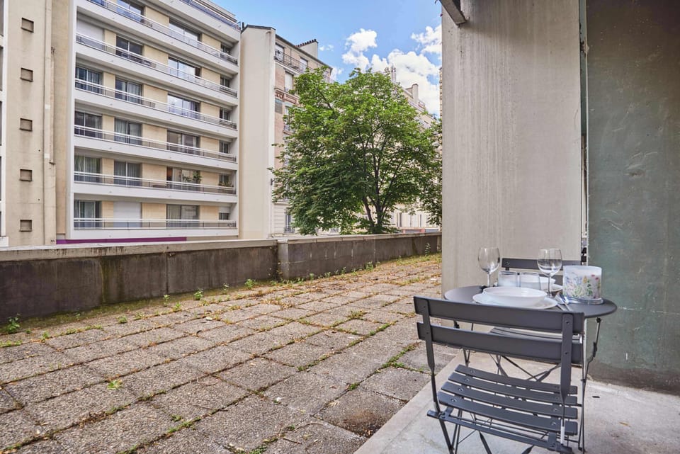 Balcon avec table et chaises