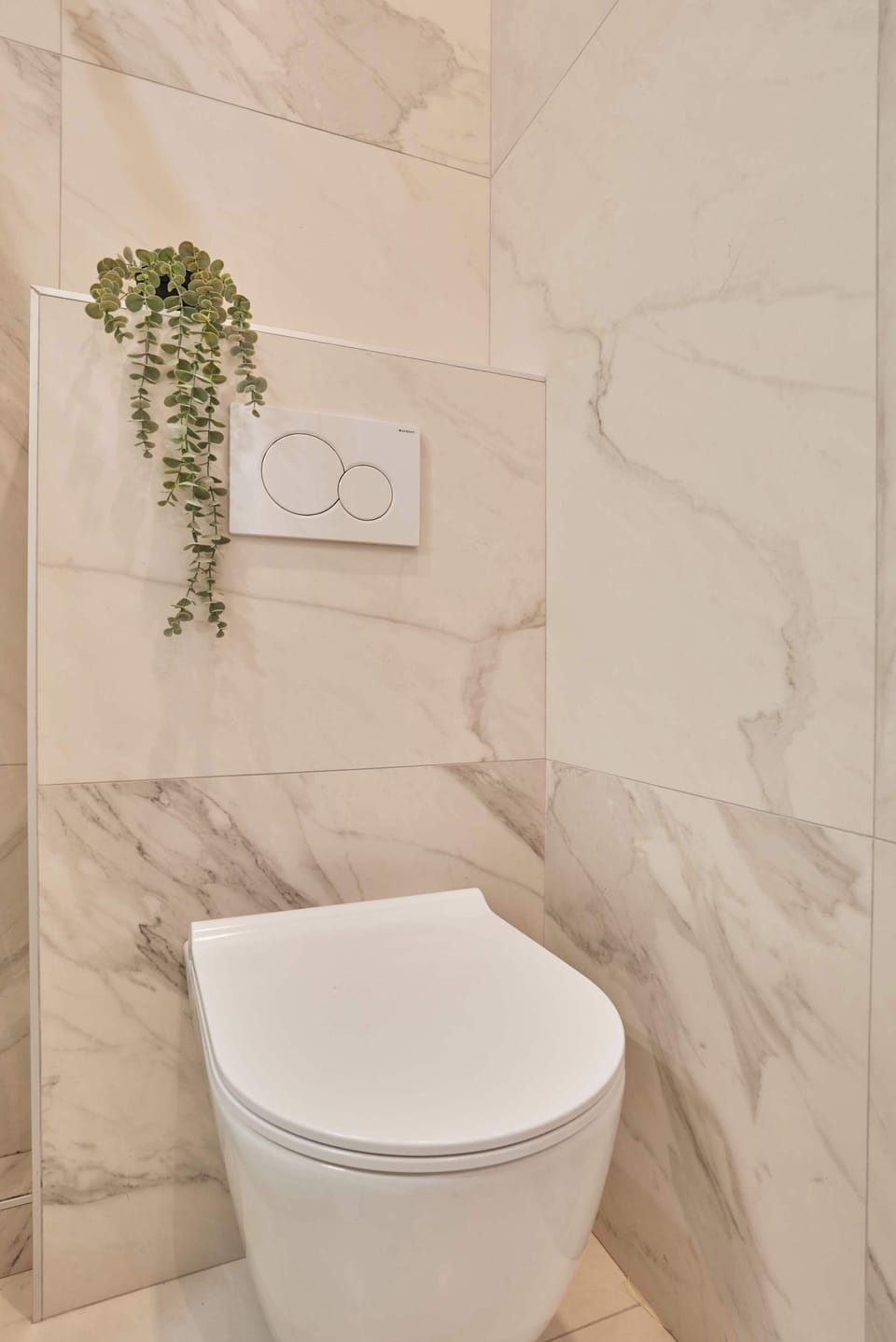 Salle de bouche complète avec toilette