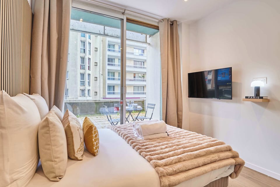 Suite avec lit double, TV, et balcon
