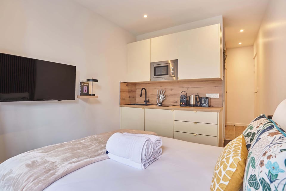 Suite climatisée avec lit double, TV, et balcon