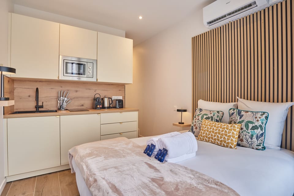 Suite climatisée avec lit double, TV, et balcon