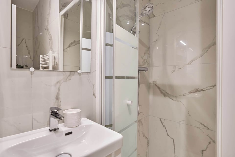 Salle de douche complète avec toilette