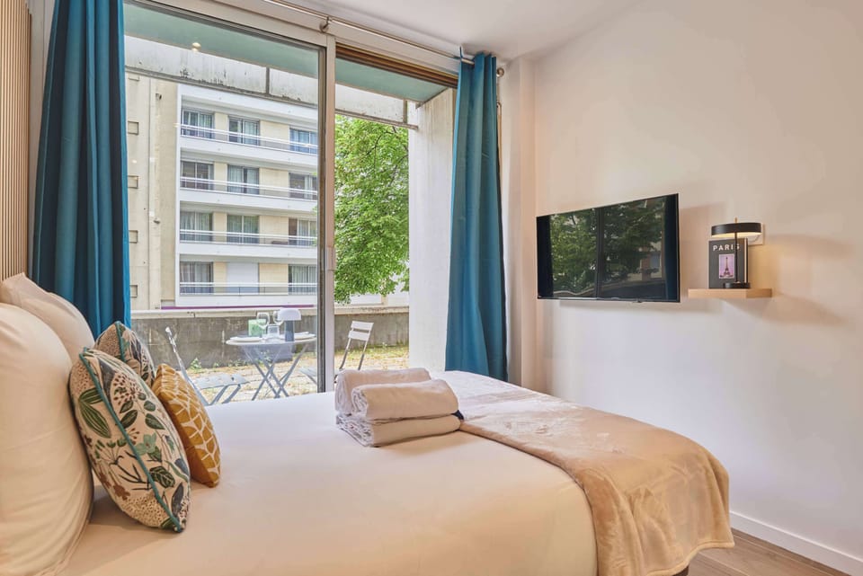 Suite climatisée avec lit double, TV, et balcon