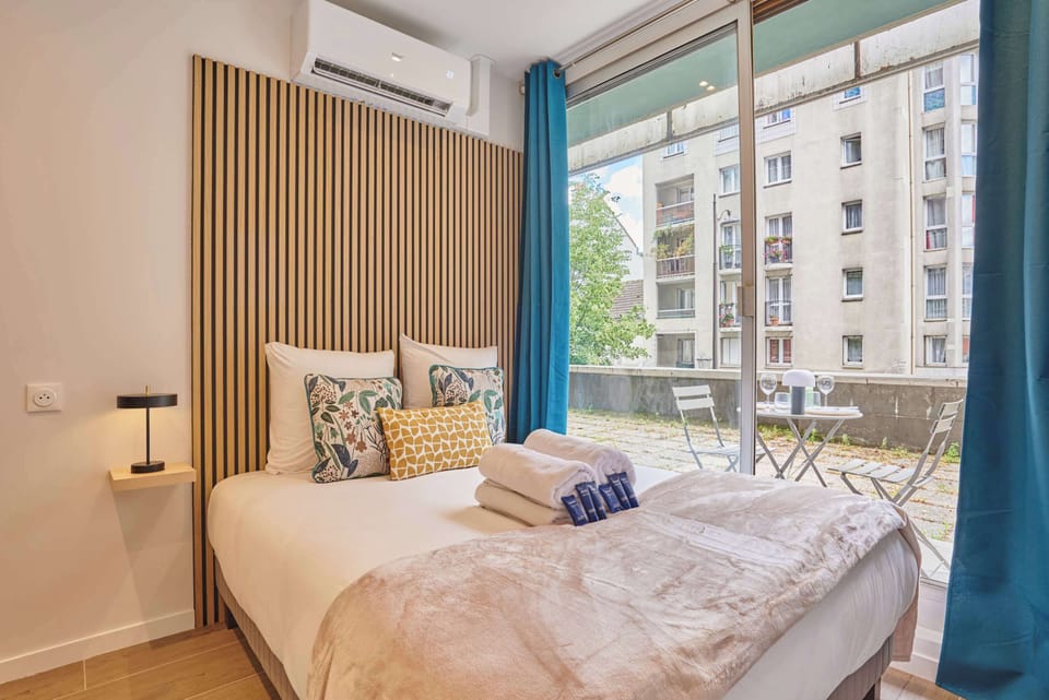 Suite climatisée avec lit double, TV, et balcon