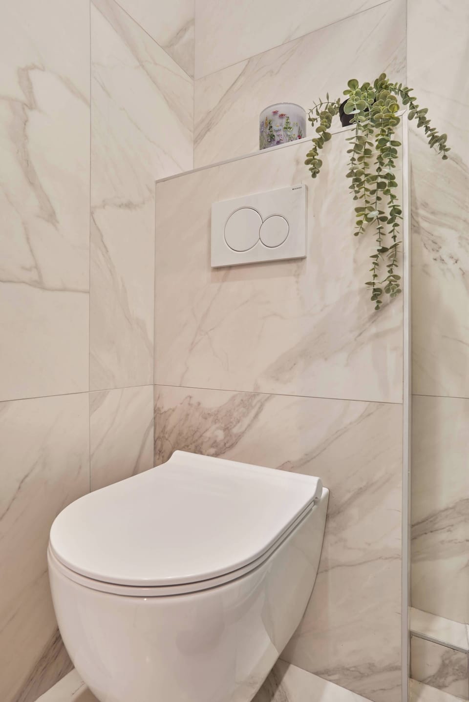 Salle de douche complète avec toilette