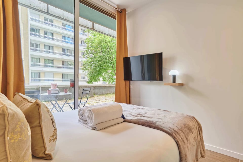 Suite avec lit double, TV, et balcon