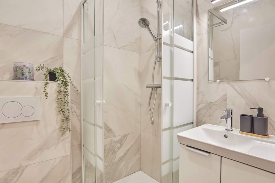 Salle de douche complète avec toilette