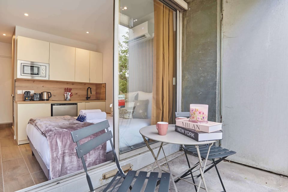 Balcon avec table et chaises
