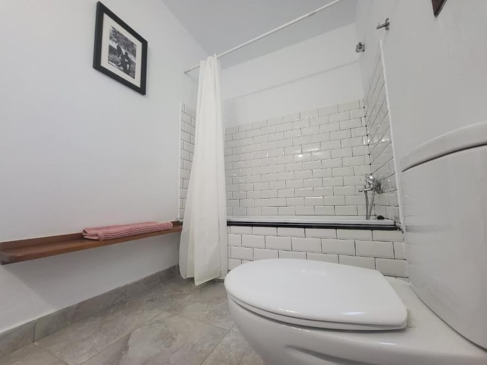 Superior Twin Room, Patio, Garden View | Bathroom | Free toiletries, towels, soap, shampoo