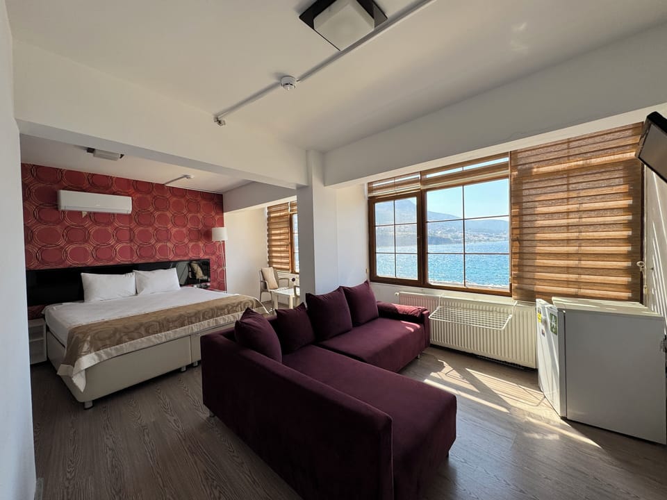 Deluxe Room, Sea View | Laptop workspace, free WiFi