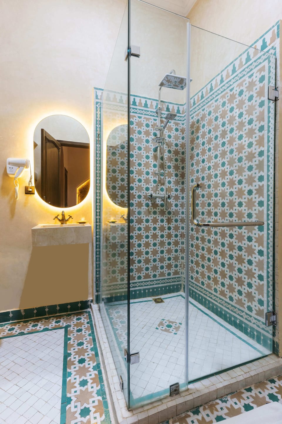 Arabian Dream | Bathroom | Shower, free toiletries, hair dryer, bathrobes