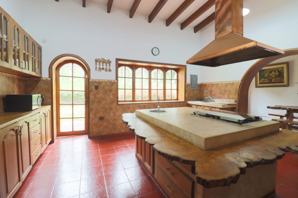 House | 12 bedrooms, high-speed internet