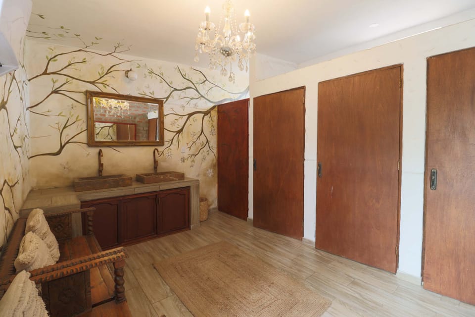 House | 12 bedrooms, high-speed internet