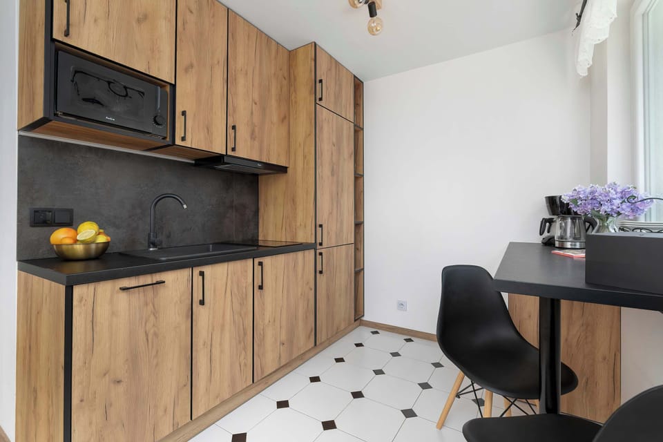 Fully equipped kitchenette with modern appliances and dedicated workspace.