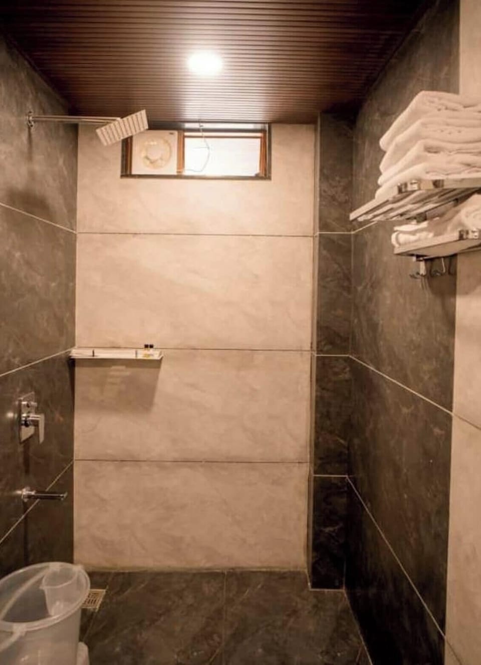Classic Double Room | Bathroom | Towels, soap, shampoo