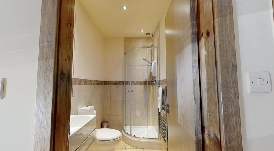 Double Room, Private Bathroom | Bathroom | Shower, free toiletries, hair dryer, towels