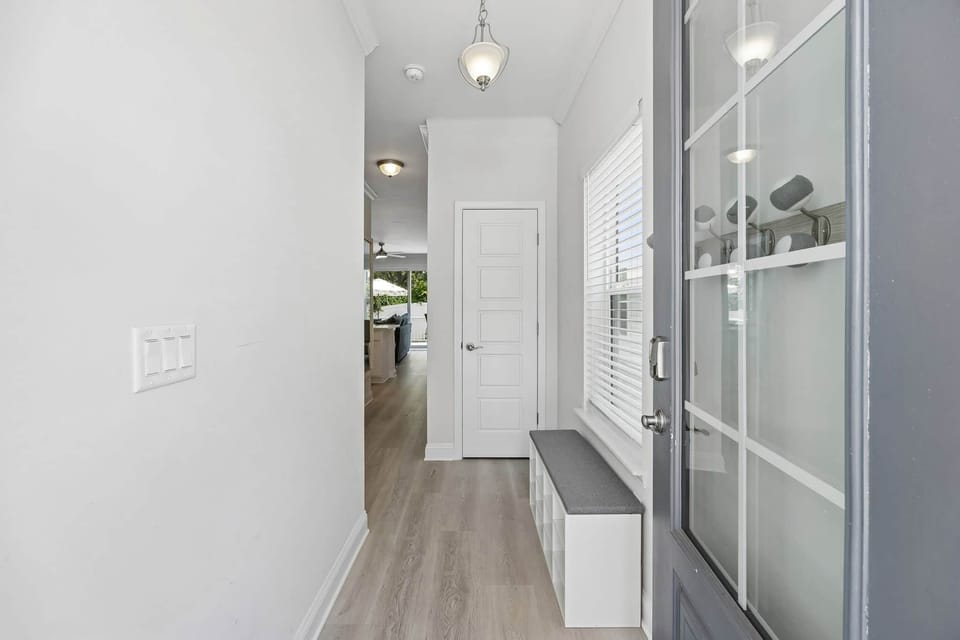 3462 1st Ave - Entry Way
