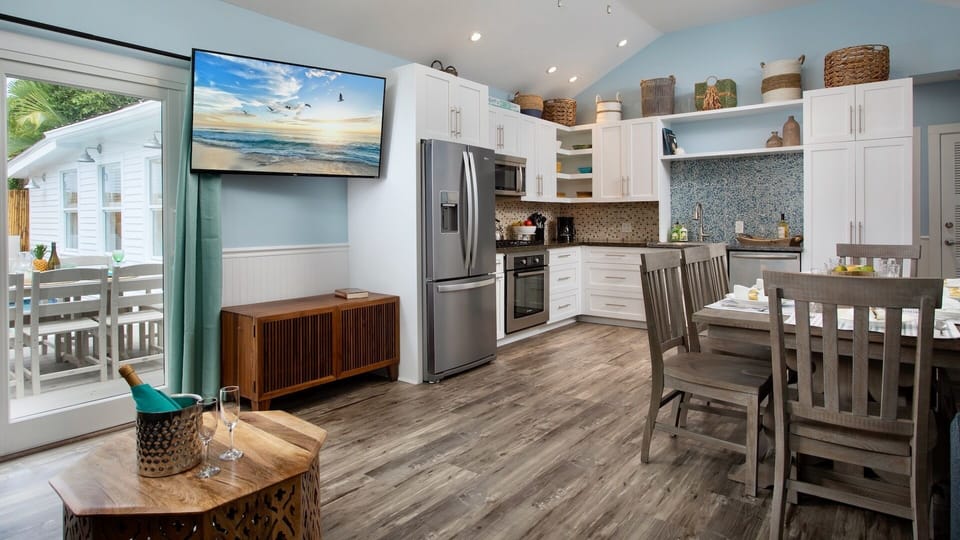 The Queen - Large flat screen TV in the living area...
