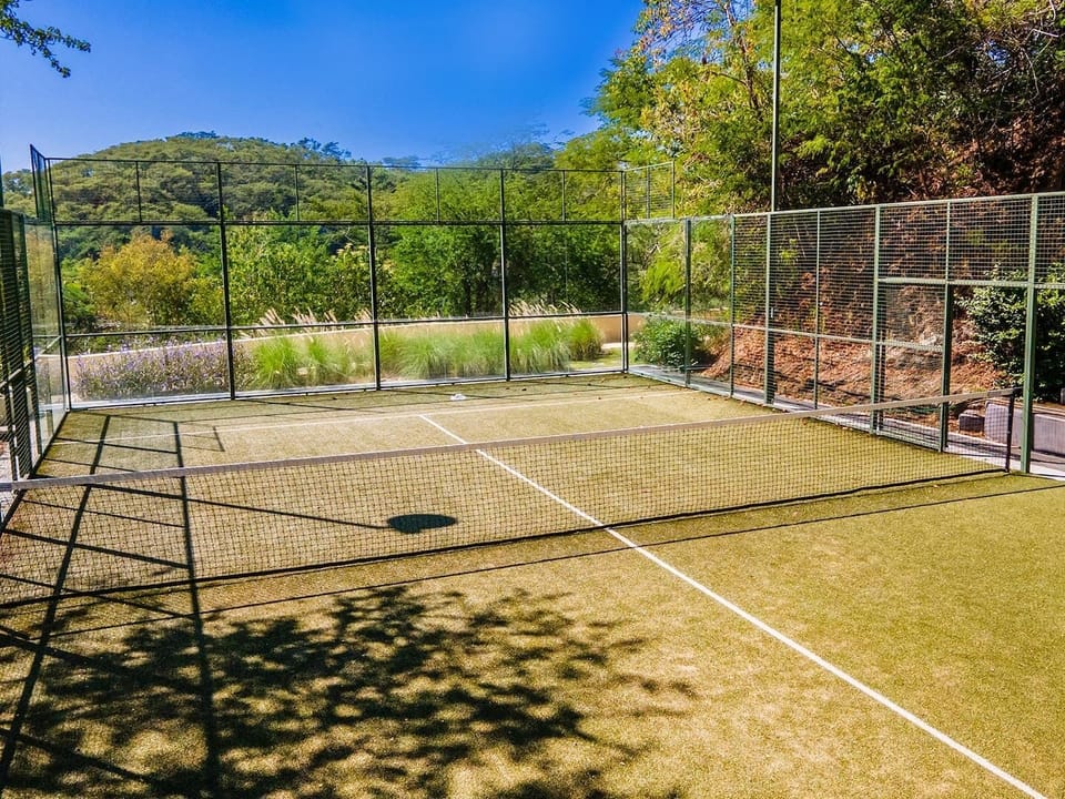 En el sitio,Actividades,Alrededores,Área y comodidades,Deportes,Hora del día,Pátio,Pista de tenis,Punto de referencia cerca,Ubicación,Vista (de la propiedad / habitación),Vista del punto de referencia