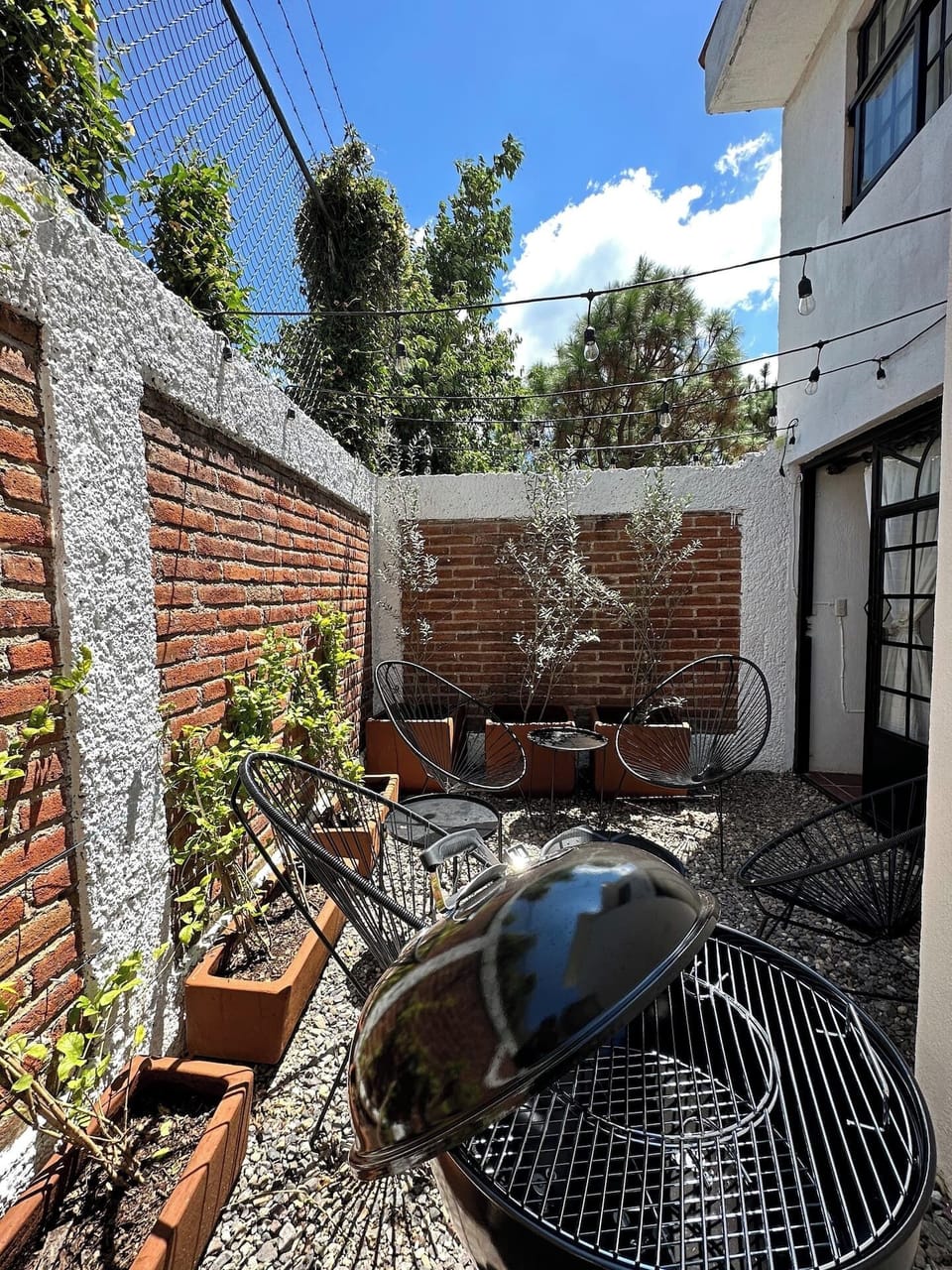 En el sitio,Alrededores,Area de estar,Área para café / té,Área y comodidades,Detalle decorativo,Fachada / Terraza,Jardin,Parrilla,Pátio,Sala de Estar,Ubicación,Vista (de la propiedad / habitación),Vista del Jardín