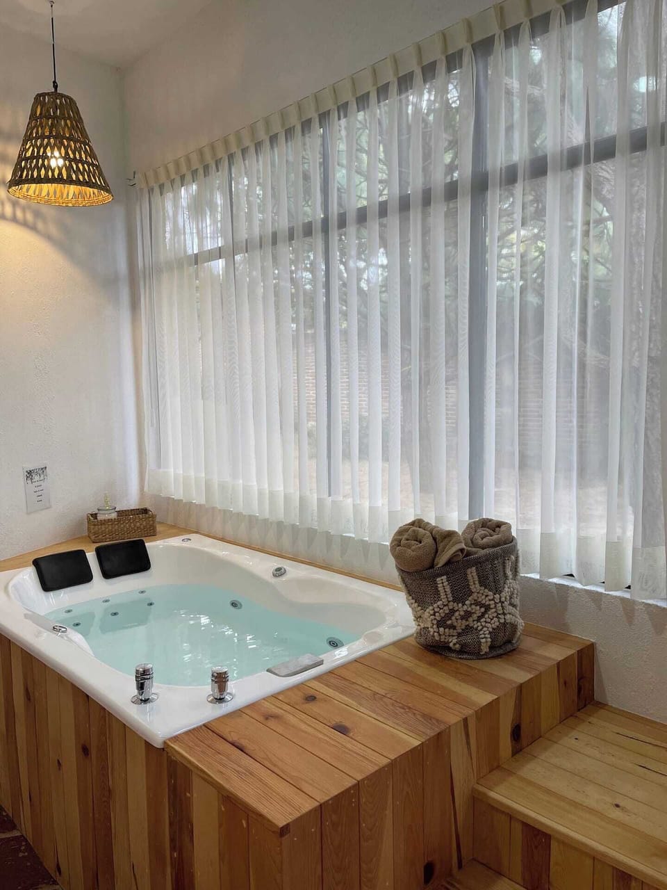 En el sitio,Area de estar,Área para café / té,Área y comodidades,Hidromasaje/jacuzzi,Ubicación,Vista (de la propiedad / habitación),Vista del Jardín