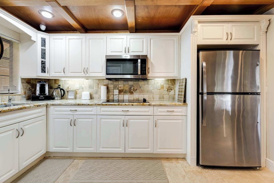 A chef’s delight! Fully equipped kitchen featuring modern cabinetry and premium stainless steel appliances.