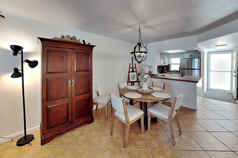 Dining Area - Seating for 4